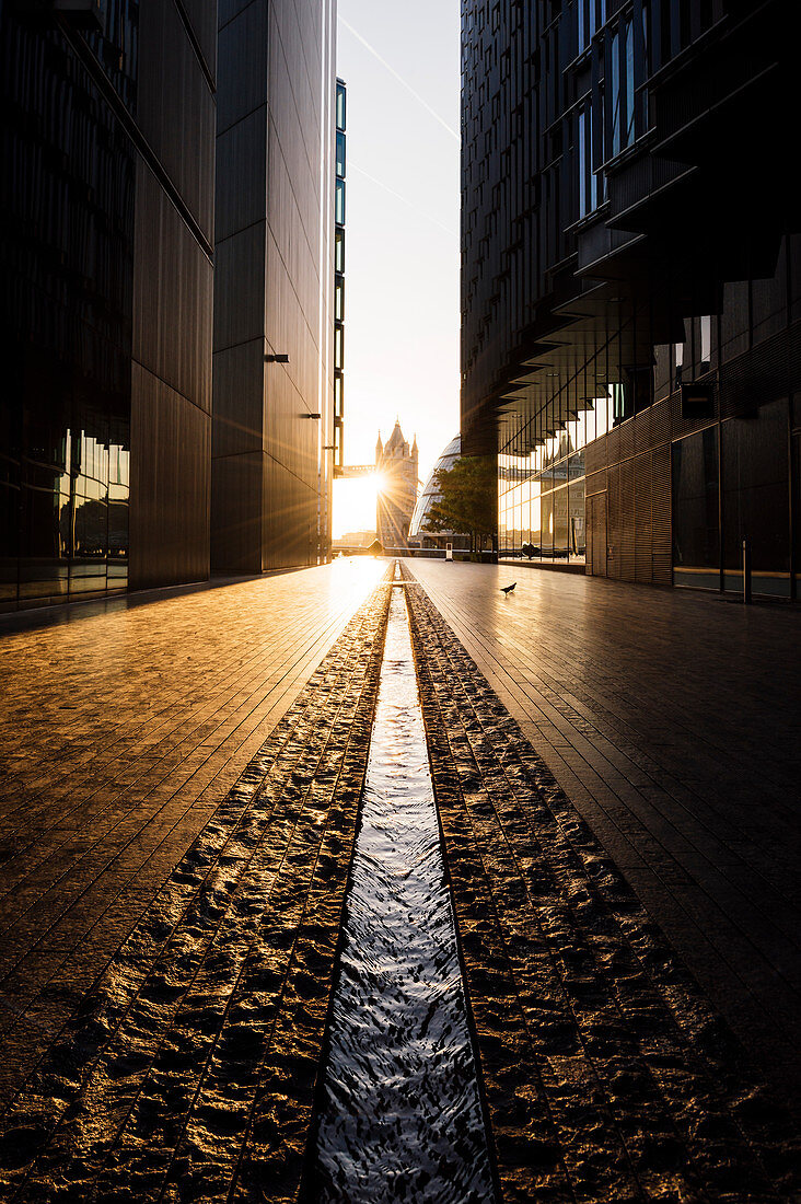 Sonnenaufgang von More London Place, London, England, Großbritannien, Europa