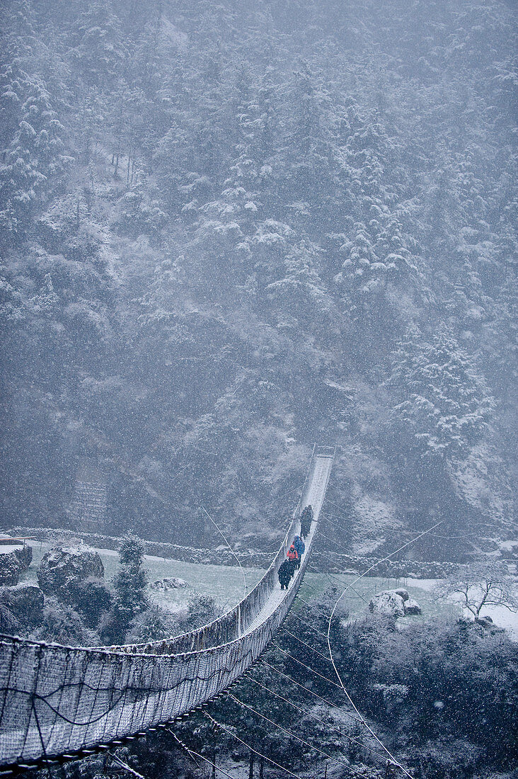 Footbridge, Dodh Kosi River, Khumbu (Everest) Region, Nepal, Himalayas, Asia