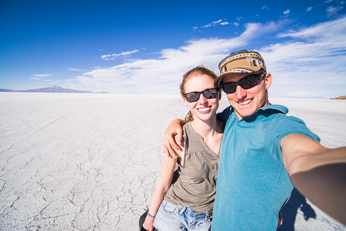 Pärchen macht Selfie bei der Salzpfanne von Uyuni (Salar de Uyuni), Uyuni, Bolivien, Südamerika