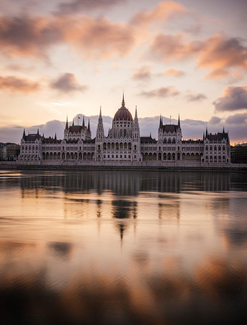 Sonnenaufgang hinter dem ungarischen Parlamentsgebäude und der Donau, Budapest, Ungarn, Europa