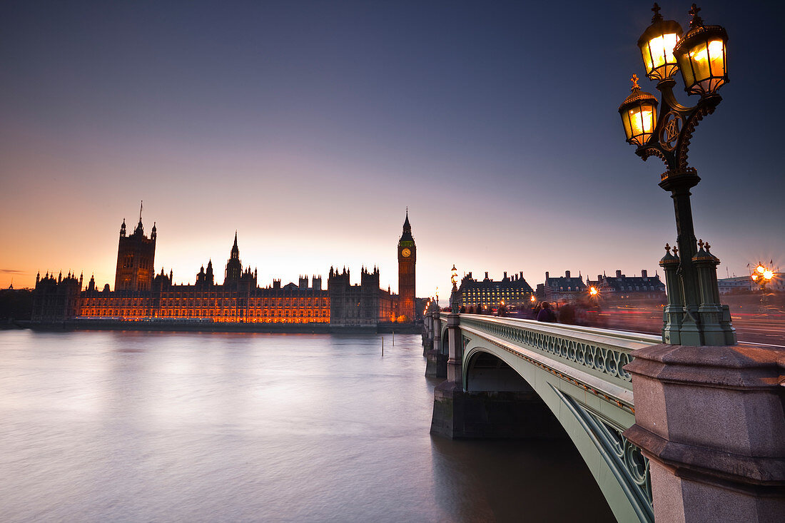 Blick über die Themse in Richtung der Houses of Parliament und der Westminster Bridge, London, England, Großbritannien, Europa