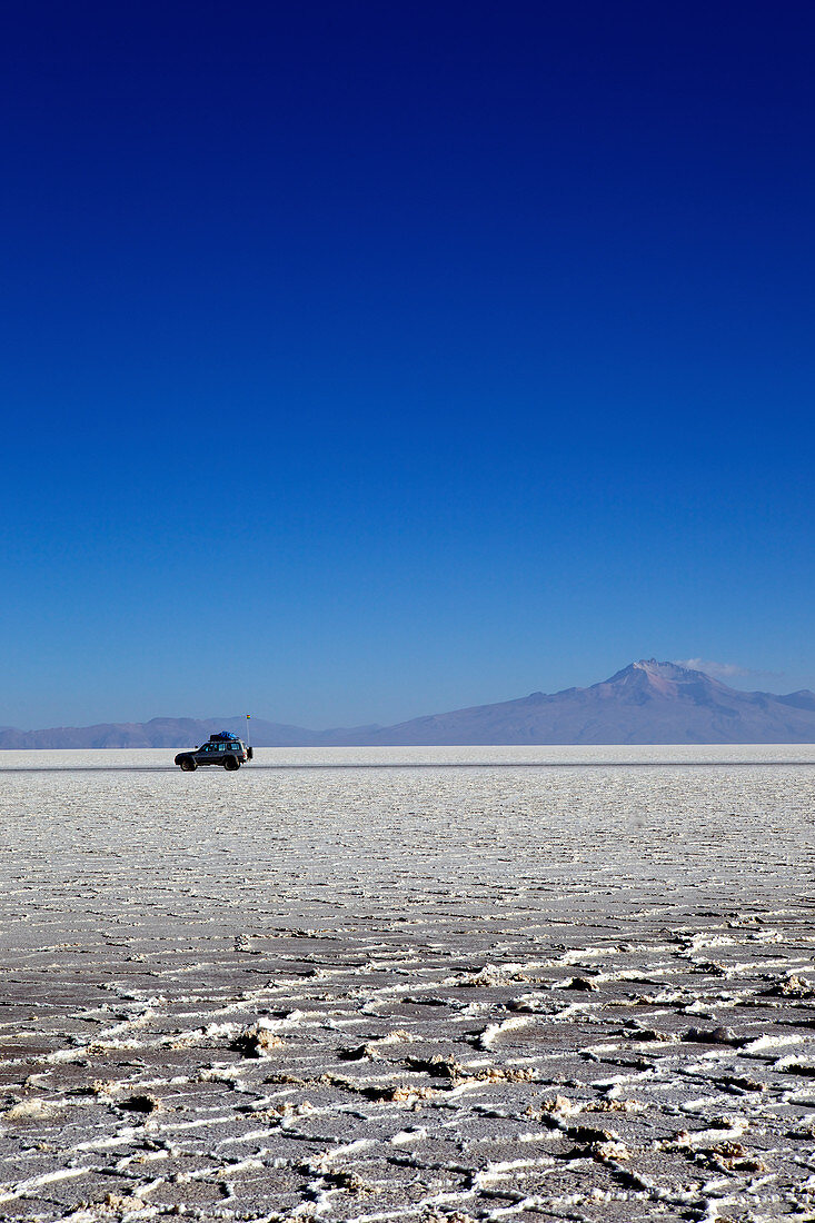 Ein 4WD-auf Salar de Uyuni, der größten Salzwüste der Welt, Südwestbolivien, Bolivien, Südamerika