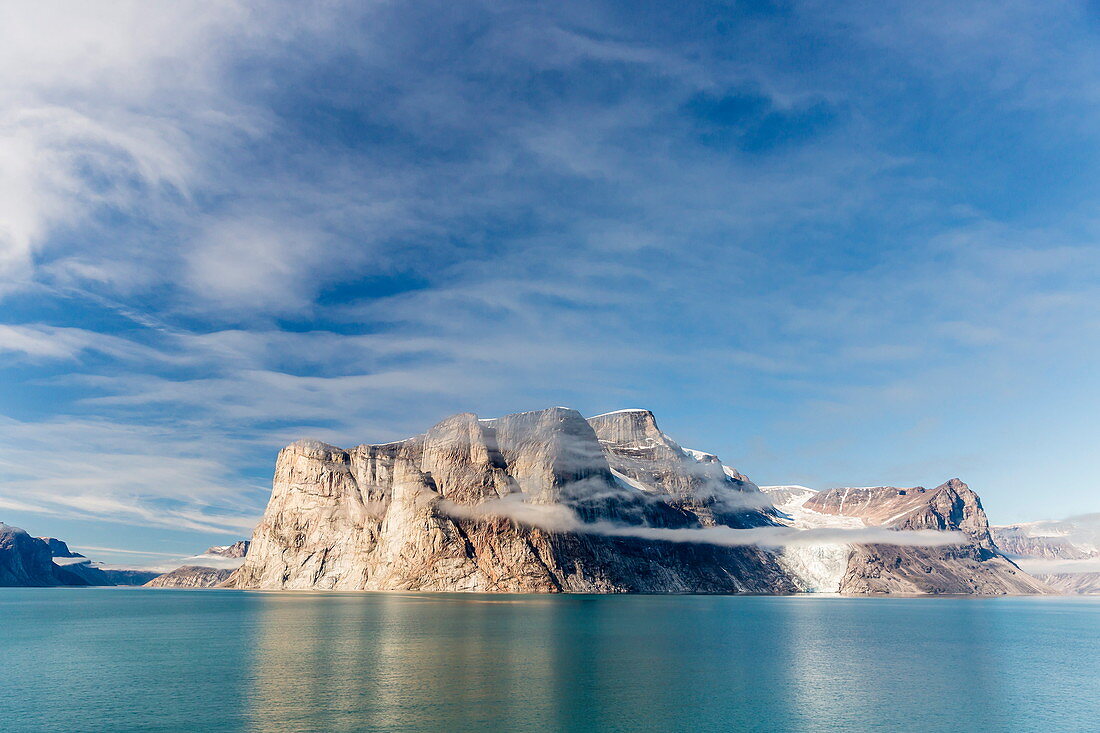 Nebelauflösung an den steilen Klippen von Icy Arm, Baffin Island, Nunavut, Kanada, Nordamerika