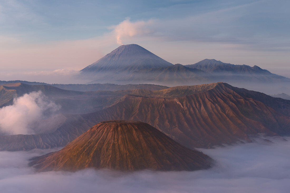 Sonnenaufgang über dem rauchenden Vulkan Gunung Bromo, Nationalpark Bromo-Tengger-Semeru, Java, Indonesien, Südostasien, Asien