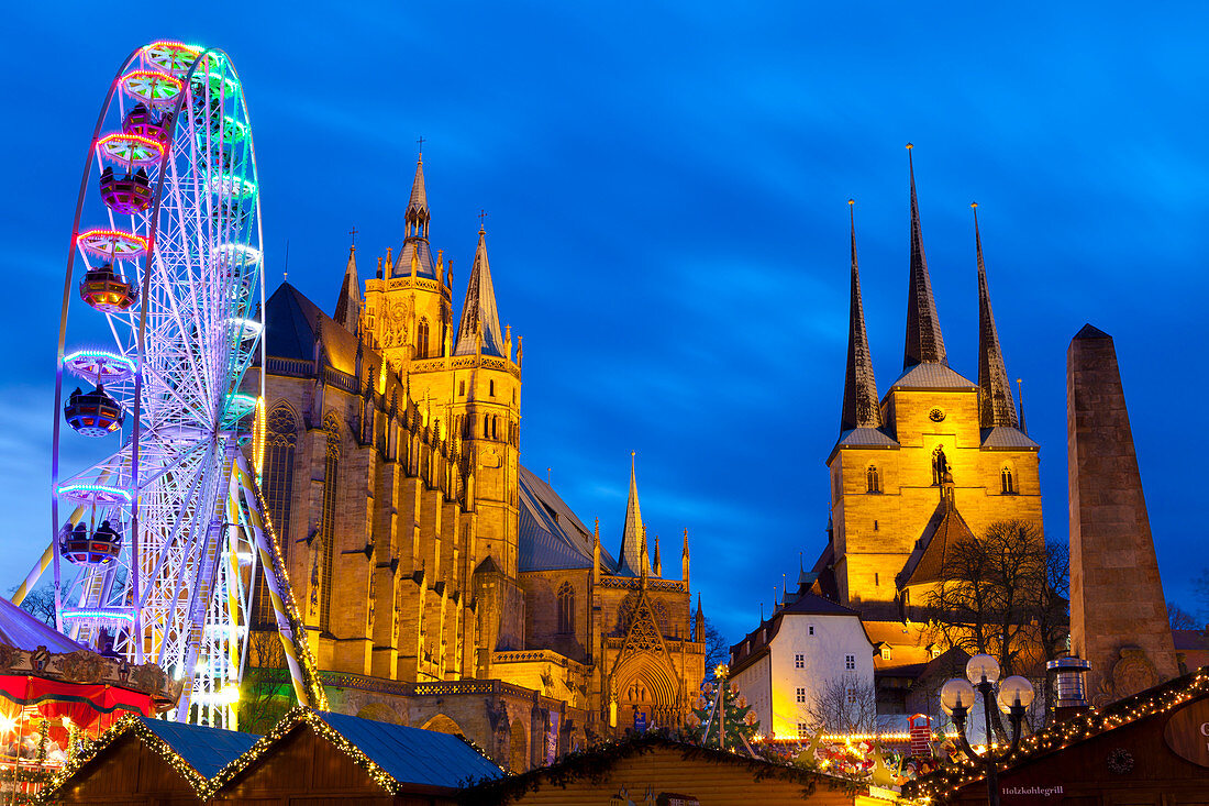 Weihnachtsmarkt mit St. Marien Kathedrale und Severi Kirche im Hintergrund, Erfurt, Thüringen, Deutschland, Europa