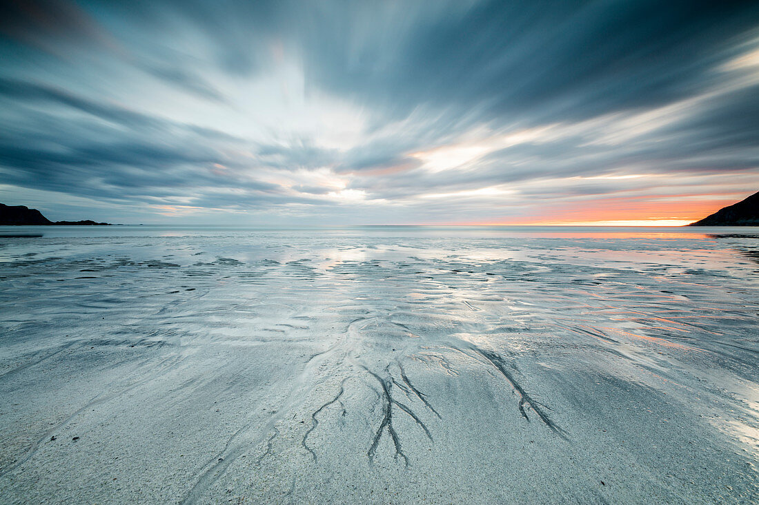 Mitternachtssonne und Wolken umrahmen den Sandstrand von Skagsanden, Flakstad, Nordland County, Lofoten, Norwegen, Skandinavien, Europa