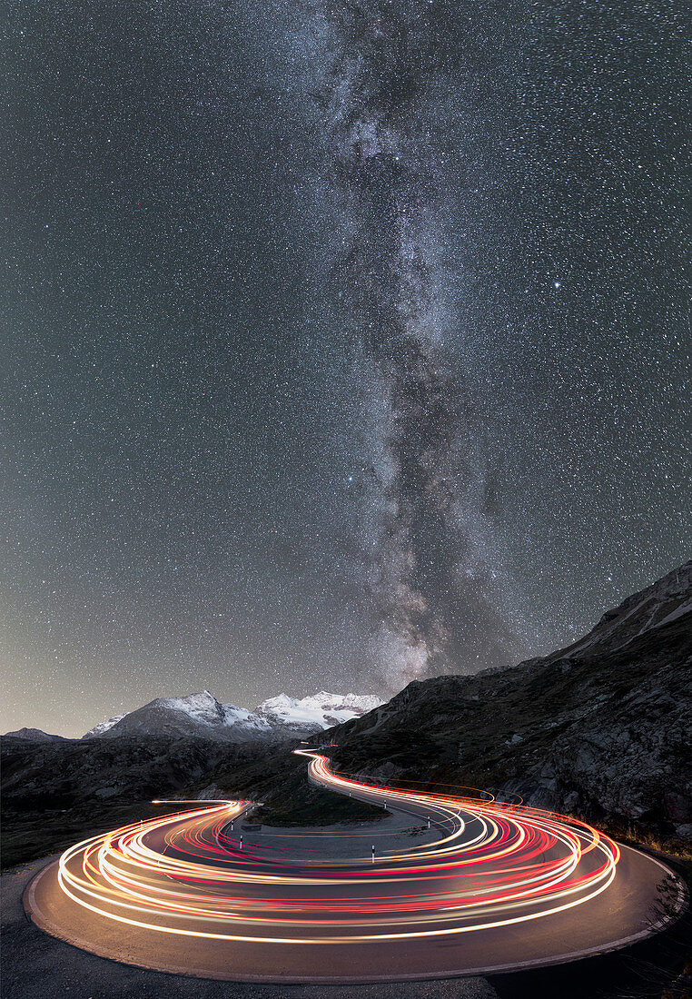 Milchstraße und Spuren von Autolichtern, Bernina-Pass, Poschiavo-Tal, Engadin, Kanton Graubunden, Schweiz, Europa