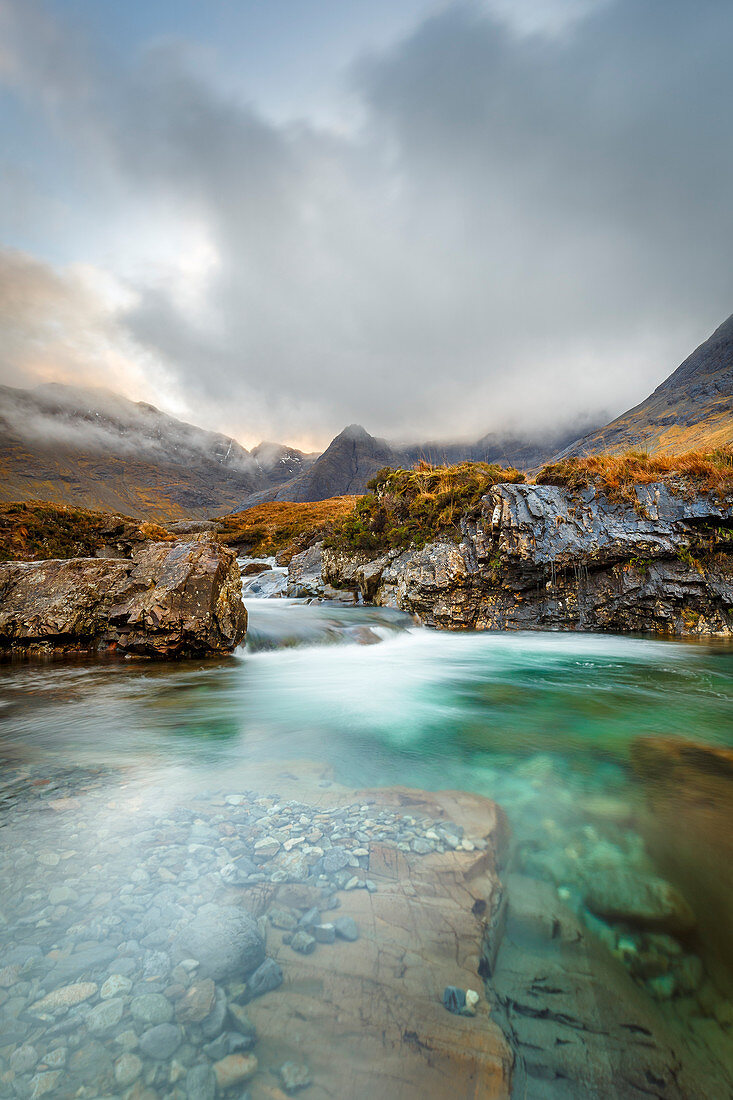 Die schwarzen Cuillin-Berge in Glen Brittle von den Fairy Pools, Isle of Skye, Innere Hebriden, Schottland, Vereinigtes Königreich, Europa