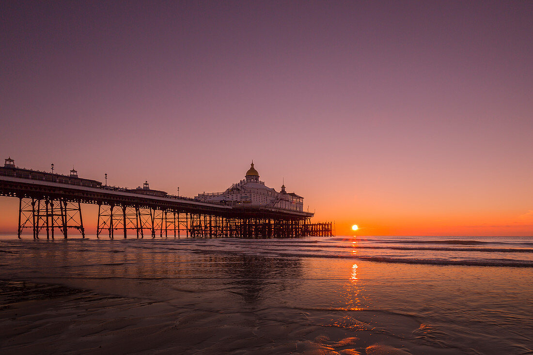 Sonnenaufgang am Eastbourne Pier, Eastbourne, East Sussex, England, Vereinigtes Königreich, Europa