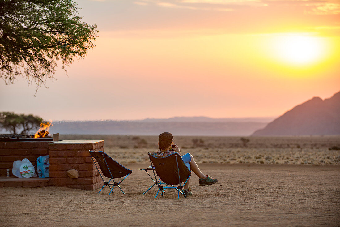 Sonnenuntergang am Rande der Namib-Wüste in der Namib Desert Lodge, Namibia, Afrika