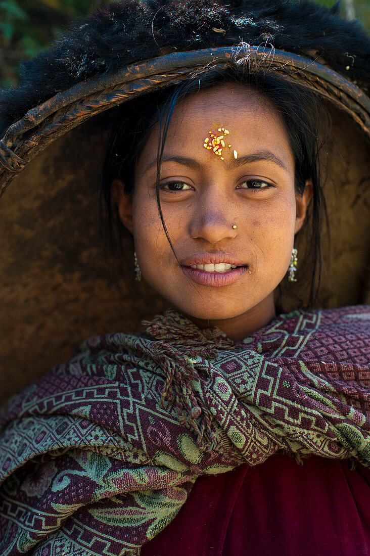Eine Frau aus der abgelegenen Dolpa-Region mit Reispfanne auf dem Kopf, Dolpa, Nepal, Asien