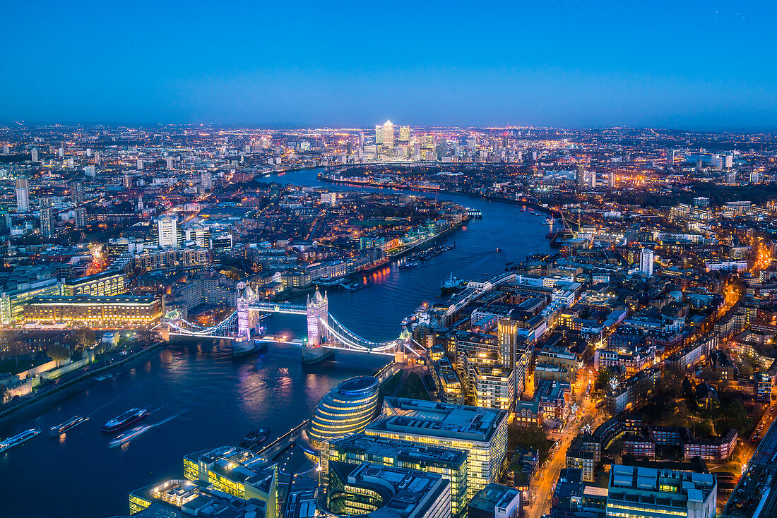 Blick auf die Skyline von London in der Abenddämmerung entlang der Themse von Tower Bridge zu Canary Wharf, London, England, Vereinigtes Königreich, Europa