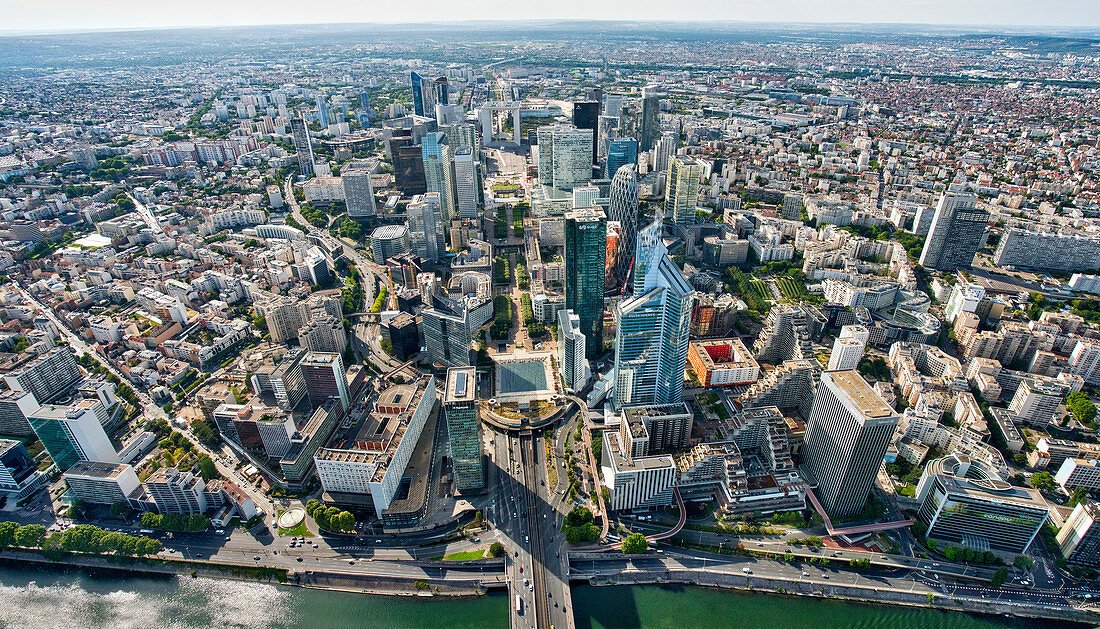 Luftaufnahme des Finanzviertels La Defense, Paris, Frankreich, Europa