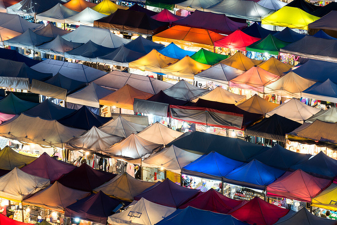 Mehrfarbige Zelte am Train Night Market Ratchada in Bangkok, Thailand, Südostasien, Asien