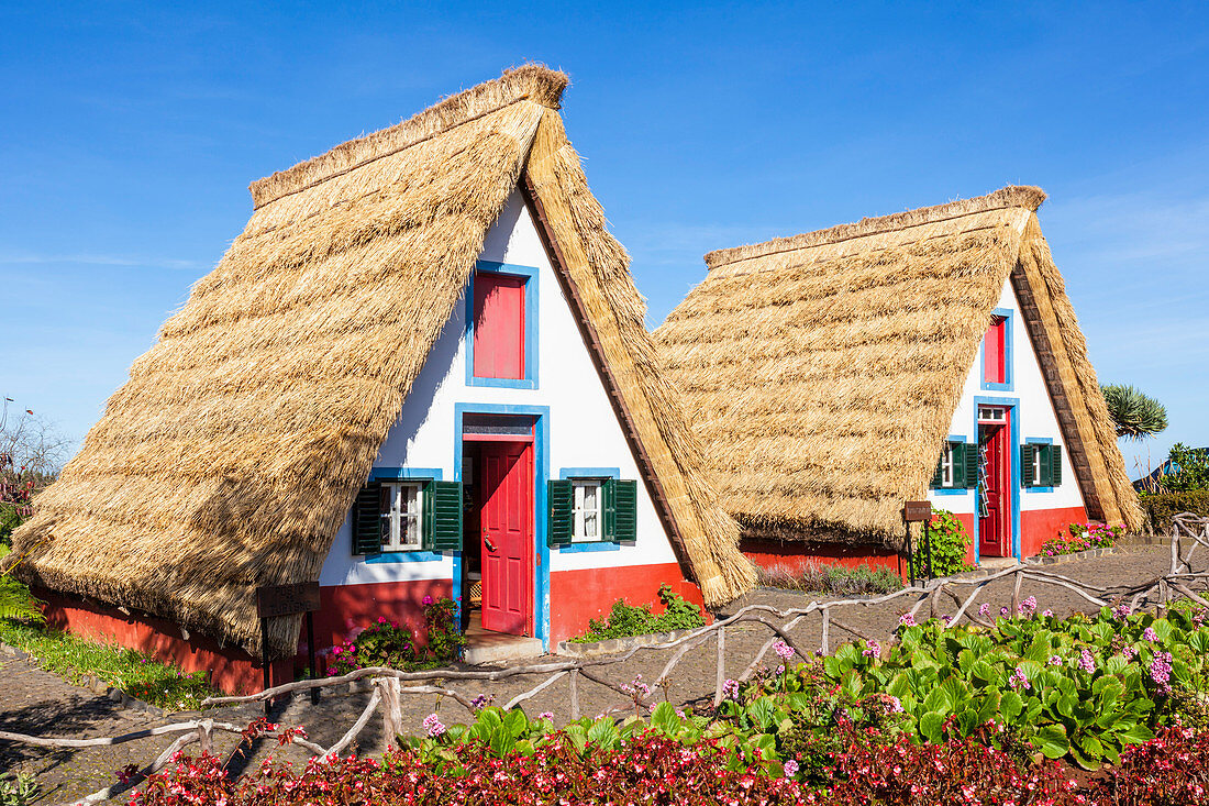 Traditionelle dreieckige A-Rahmen Reethäuser (Palheiro-Häuser), Santana, Madeira, Portugal, Atlantik, Europa
