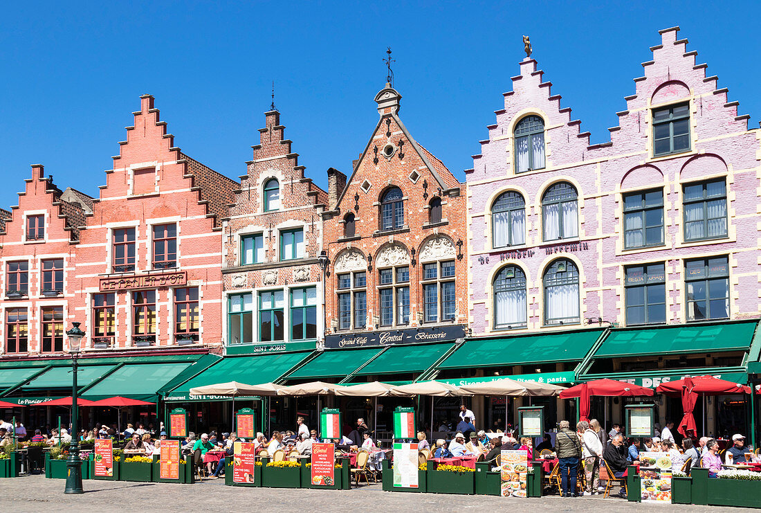 Cafés auf dem Marktplatz im Zentrum von Brügge, Westflandern, Belgien, Europa