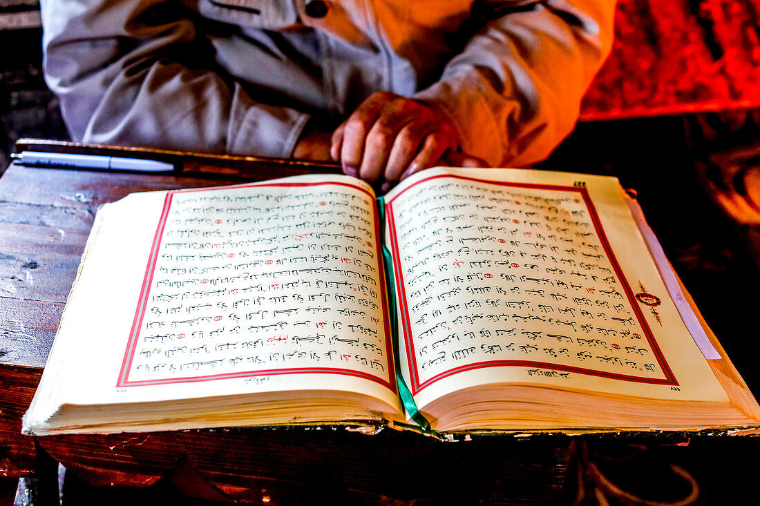 Mazedonischer Muslim liest den Koran, die Pascha-Moschee, die Bunte Moschee von Tetovo, Republik Mazedonien, Europa