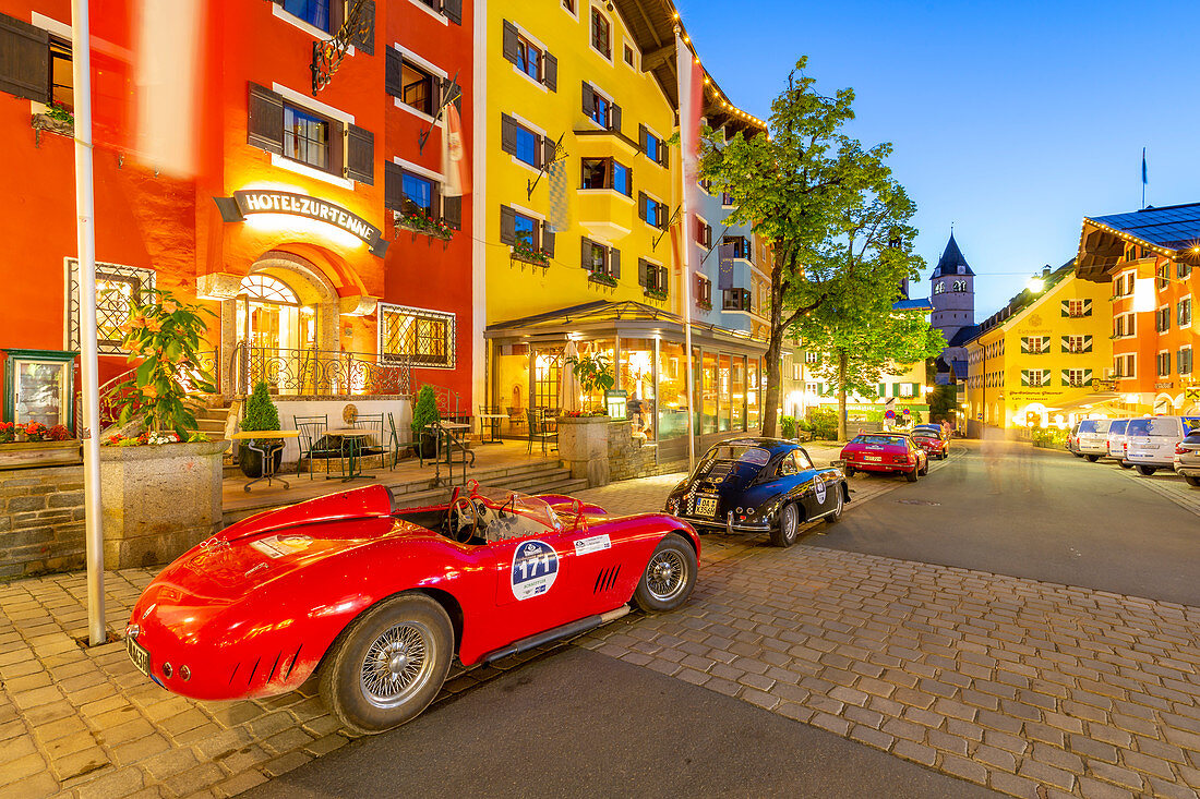 Architektur und Oldtimer in Vorderstadt in der Abenddämmerung, Kitzbühel, Tirol, Österreich, Europa