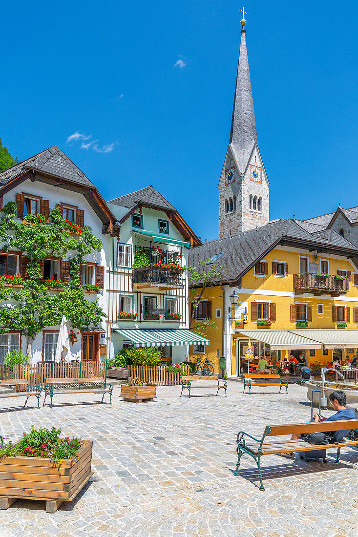 View of Marktplatz in Hallstatt village, UNESCO World Heritage Site, Salzkammergut region of the Alps, Salzburg, Austria, Europe