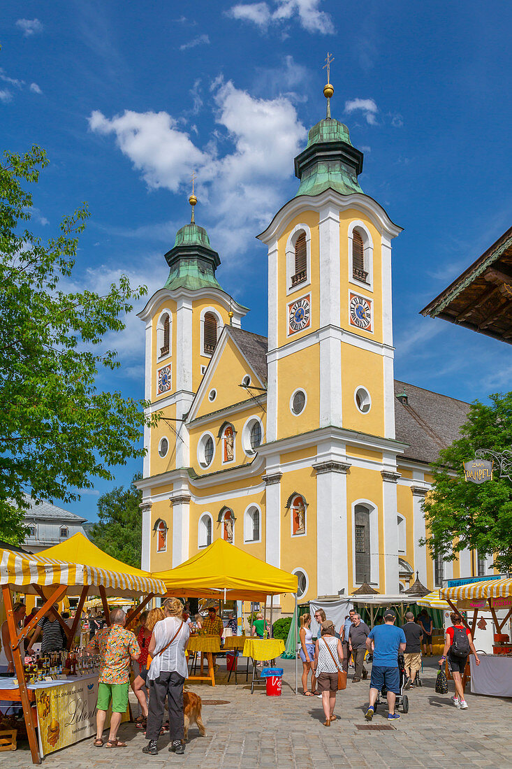 View of Church (Barocke Pfarrkirche) and market in St. Johann, Austrian Alps, Tyrol, Austria, Europe