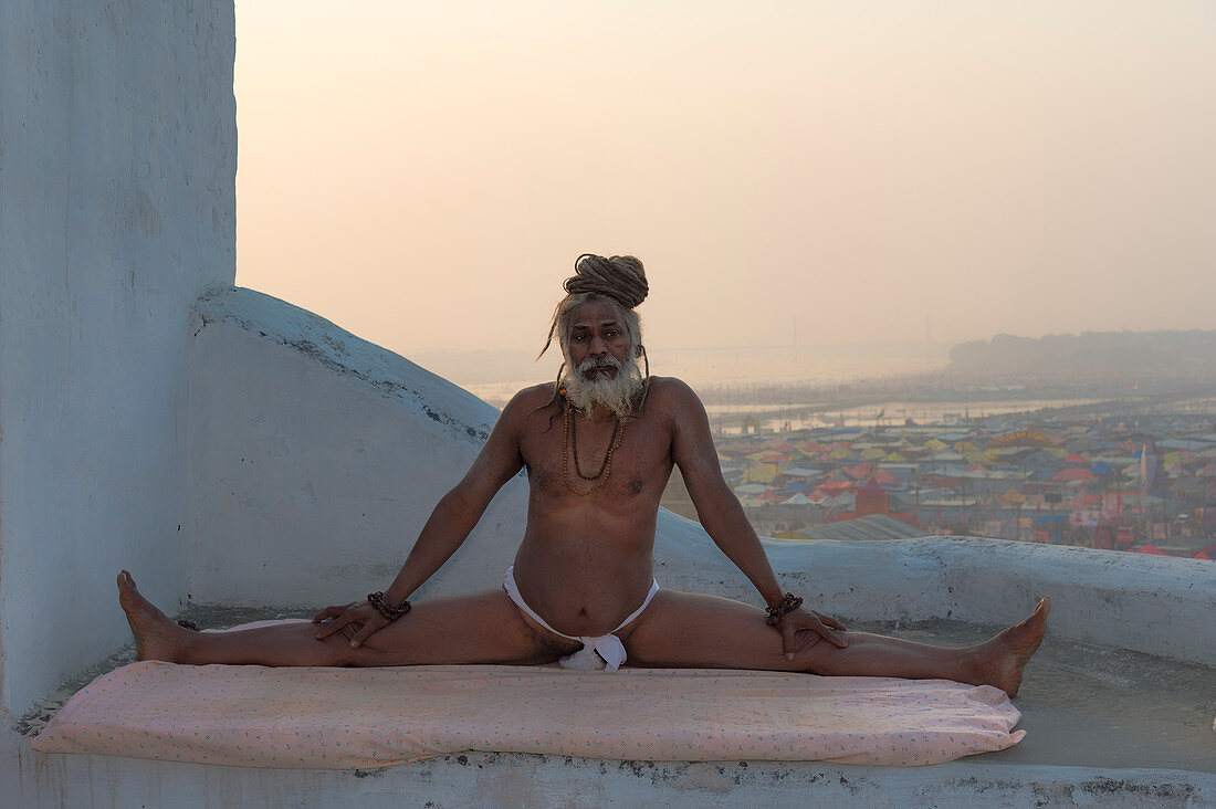 Rome Baba practising yoga, Allahabad Kumbh Mela, largest religious gathering, Allahabad, Uttar Pradesh, India, Asia