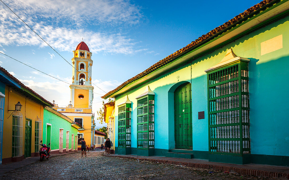 Blick auf Glockenturm und Trinidad, UNESCO-Weltkulturerbe, Sancti Spiritus, Kuba, Westindische Inseln, Karibik, Mittelamerika