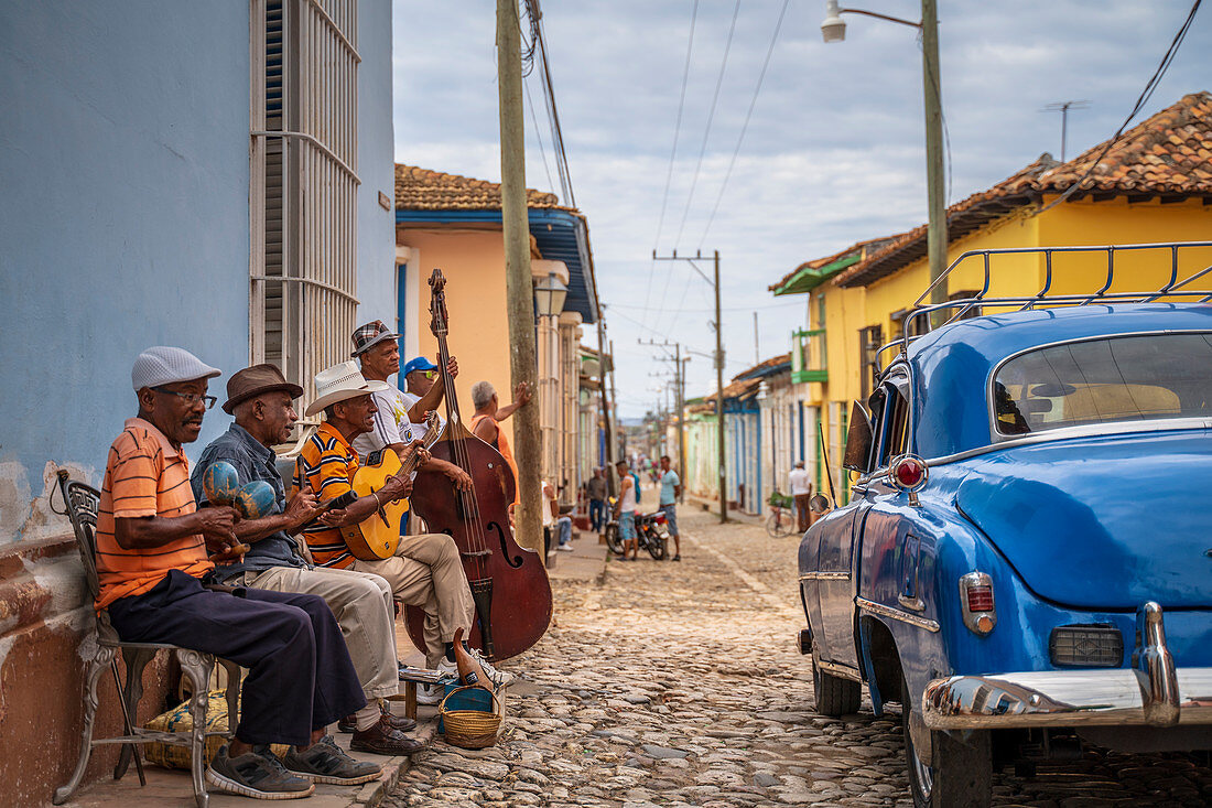 Ältere Kubaner machen Musik auf der Straße, klassisches amerikanische Auto, Trinidad, Provinz Sancti Spiritus, Kuba, Westindische Inseln, Karibik, Mittelamerika