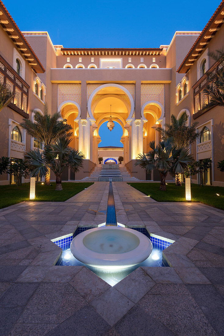 Wasserspiel und Architektur in der Nacht des Luxushotels, Insel Saadiyat, Abu Dhabi, Vereinigte Arabische Emirate, Naher Osten