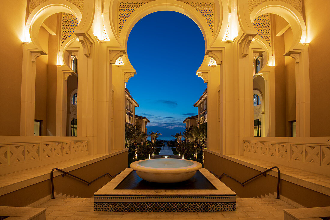 Arabische Architektur bei Nacht, Insel Saadiyat, Abu Dhabi, Vereinigte Arabische Emirate, Naher Osten