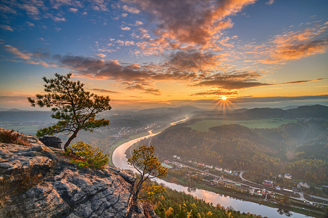 Sonnenaufgang überm Elbtal, vom Lilienstein, Elbsandsteingebirge, Nationalpark Sächsische Schweiz, Sächsische Schweiz, Sachsen, Deutschland