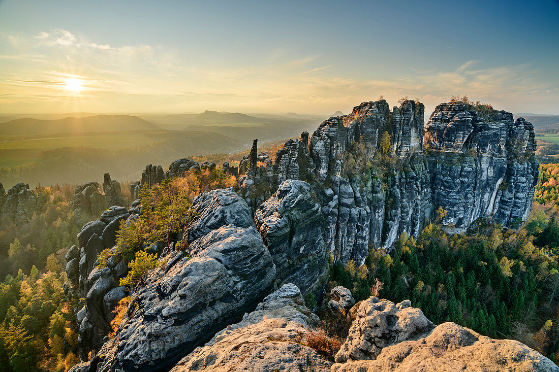 Sonnenuntergang über den Felstürmen der Schrammsteine, Schrammsteinaussicht, Elbsandsteingebirge, Nationalpark Sächsische Schweiz, Sächsische Schweiz, Sachsen, Deutschland