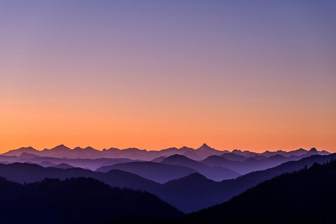 Morgenrot über Hohe Tauern mit Großglockner, vom Auerspitz, Spitzinggebiet, Bayerische Alpen, Oberbayern, Bayern, Deutschland