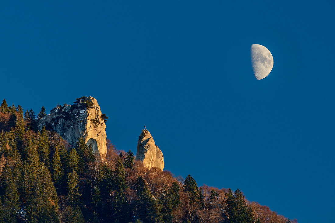 Mond über Felstürmen des Heuberg, Chiemgau, Chiemgauer Alpen, Oberbayern, Bayern, Deutschland