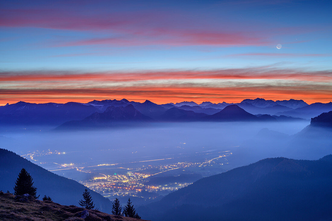 Morgenrot mit Mond über Inntal und Chiemgauer Alpen, Farrenpoint, Bayerische Alpen, Oberbayern, Bayern, Deutschland