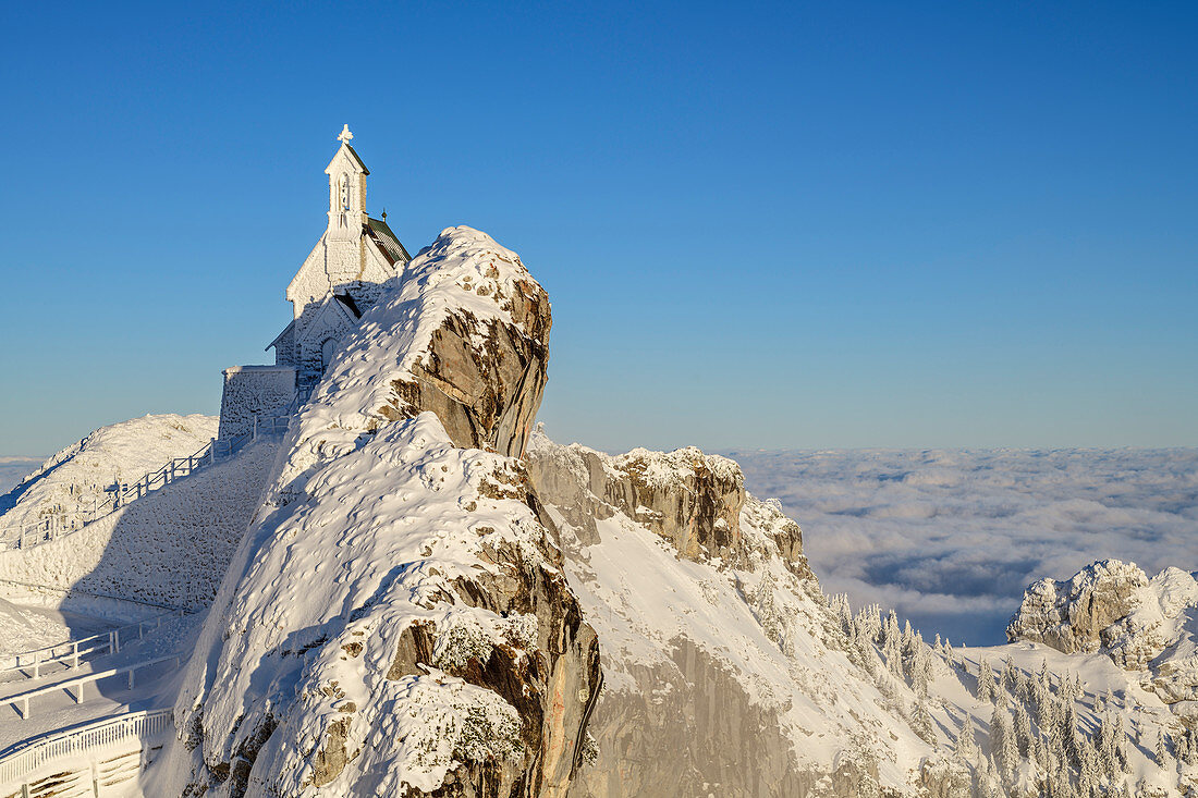 Verschneite Kapelle am Wendelstein mit Nebelmeer im Hintergrund, Wendelstein, Mangfallgebirge, Bayerische Alpen, Oberbayern, Bayern, Deutschland