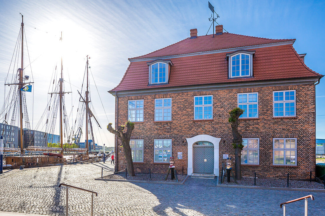 Am Alten Hafen, traditionelles Seezentrum, Wismar, Mecklenburg-Vorpommern, Deutschland