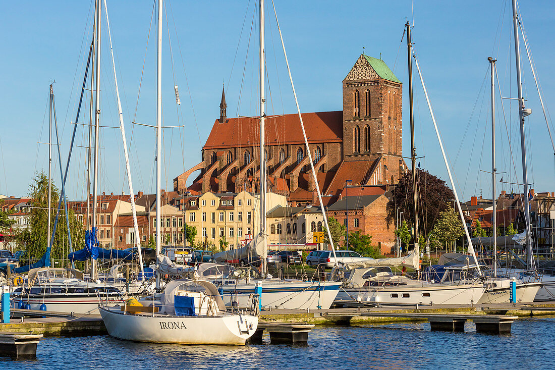 St. Nikolai, gotische Kirche, vom Yachthafen aus gesehen, Wismar, Mecklenburg-Vorpommern, Deutschland