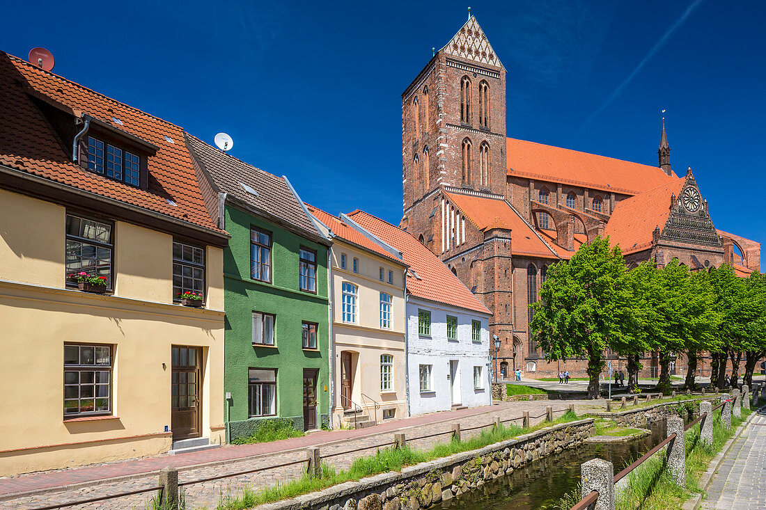 Frische Grube und St. Nikolai, gotische Kirche, Wismar, Mecklenburg-Vorpommern, Deutschland