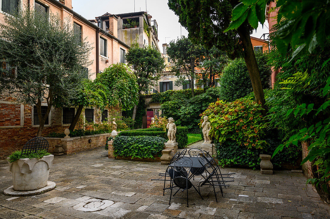 Garden with putti in Venice, Italy