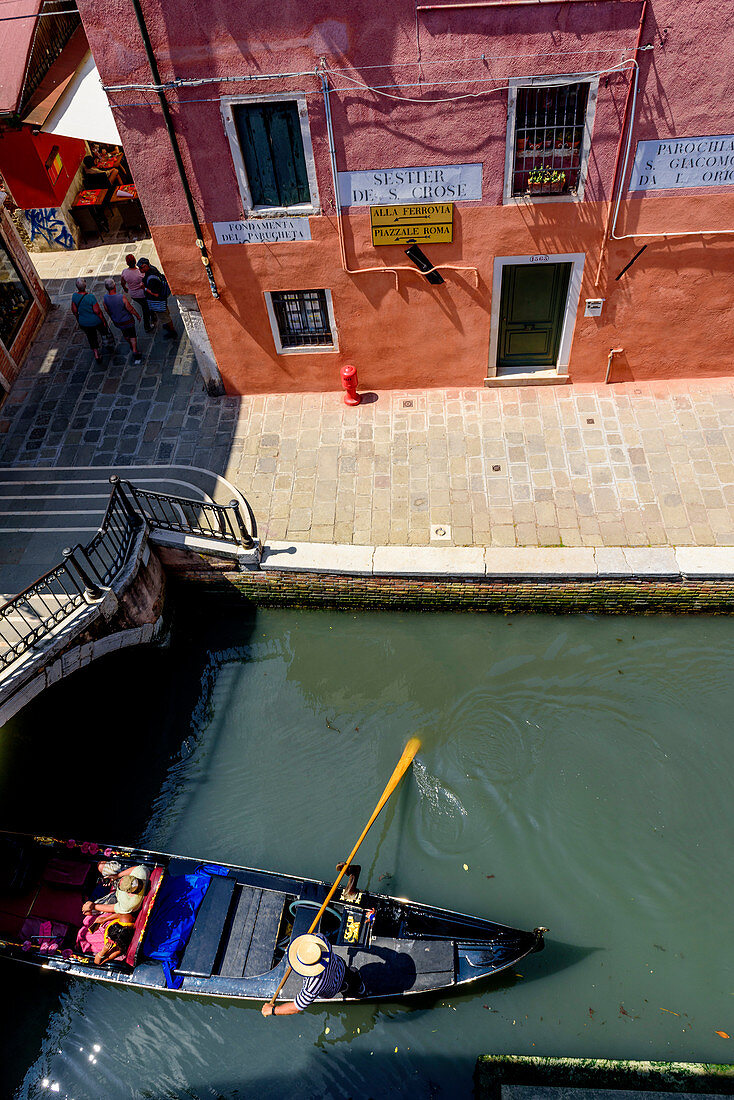 Kanal mit Gondel von oben, Venedig, Italien