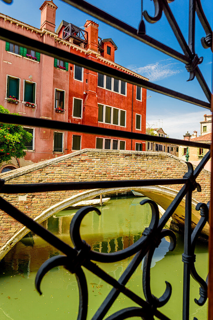 Blick durch Fenstergitter auf Kanal, Venedig, Italien