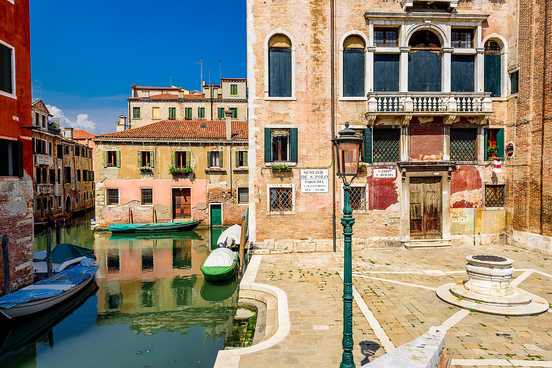 Mehrstöckiger Palast an Kanal mit Brücke, Campo San Boldo, Venedig, Italien