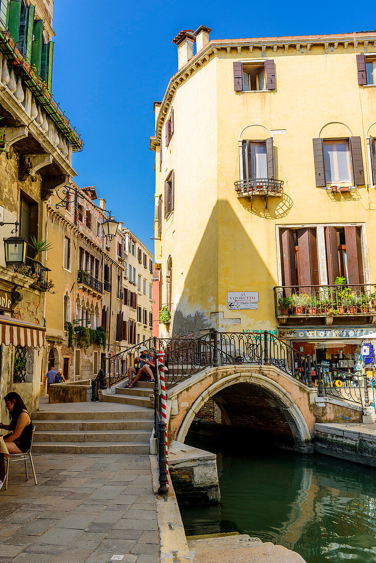 Kanal mit kleiner Brücke im Stadtteil San Polo, Venedig, Italien
