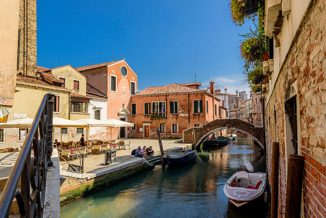 Kanal mit kleiner Brücke im Stadtteil San Polo, Venedig, Italien