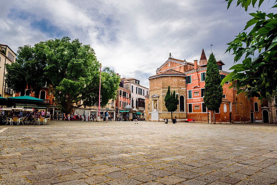 Weiter Platz mit bunten Hausfassaden im Stadtteil San Polo, Venedig, Italien