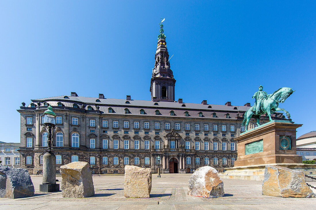 Das Schloss Christiansborg hat eine 800-jährige Geschichte als Machtzentrum Dänemarks, Kopenhagen, Dänemark