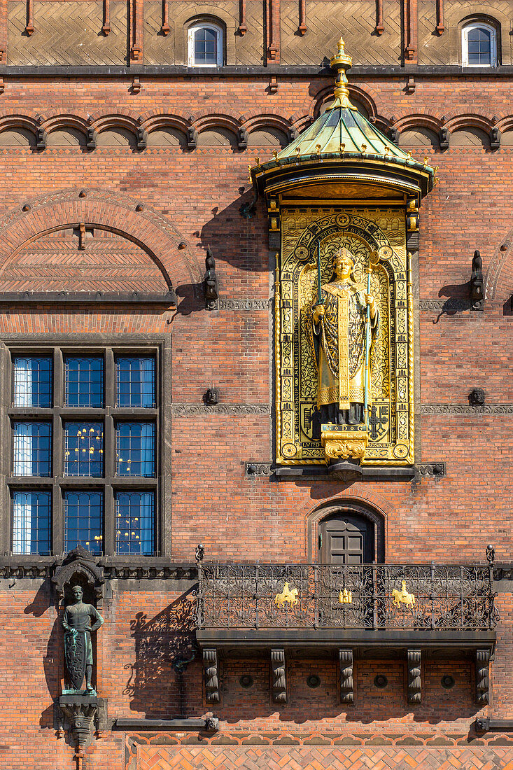 Detail der Fassade des Kopenhagener Rathauses (Kobenhavns Radhus), Goldstatue des Absalon-Bischofs, Kopenhagen, Dänemark