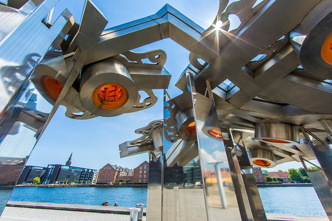 Byfraktal (City Fractal), eine große Skulptur aus Edelstahl und Glasfasern in Soren Kierkegaards Plads, Kopenhagen, Dänemark
