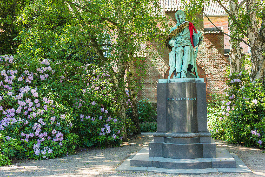 Bronzestatue von Soren Kierkegaard im Garten der Königlichen Bibliothek (Bibliotekshaven), Kopenhagen, Dänemark
