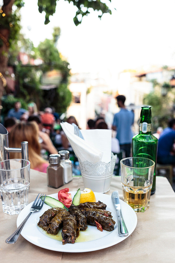 Yaprak Sarmasi - Gefüllte Weinblätter in einem Straßenrestaurant, Athen, Griechenland